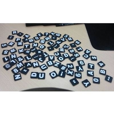 Individuell bedruckte Buchstaben aus Nylon mit Haken, garantiert in jeder Farbe